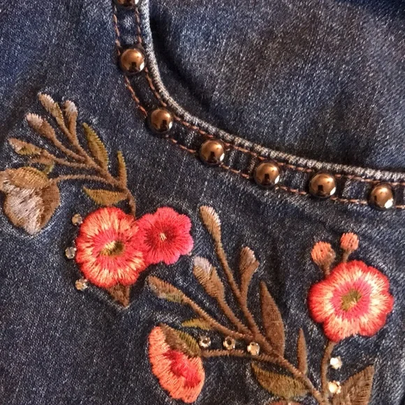 ❤️ (20)ladies size 28 waist embellished crop jeans by Kate spade. Like new - Picture 13 of 16